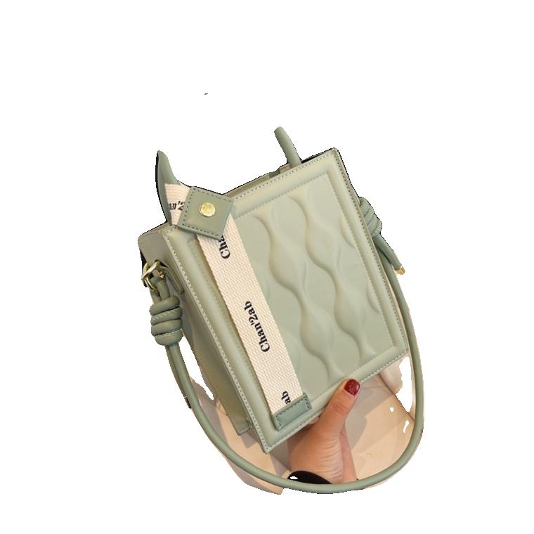 2023 엠보 물결무늬 단색 합색 개성 세로형 작은 네모난 가방 숄더백 크로스백 패션 여자 가방 작은 가방