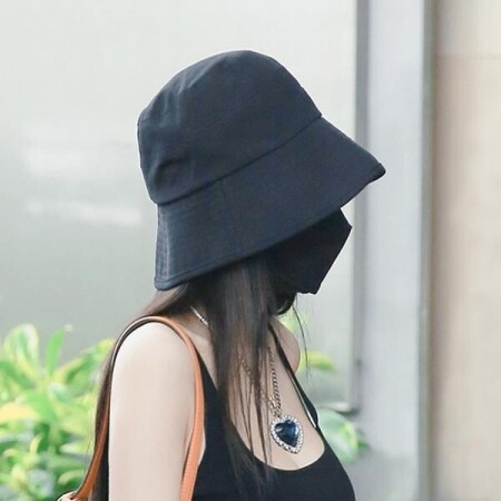 소소한 여성의 트렌디한 봄과 여름 자외선 차단 모자