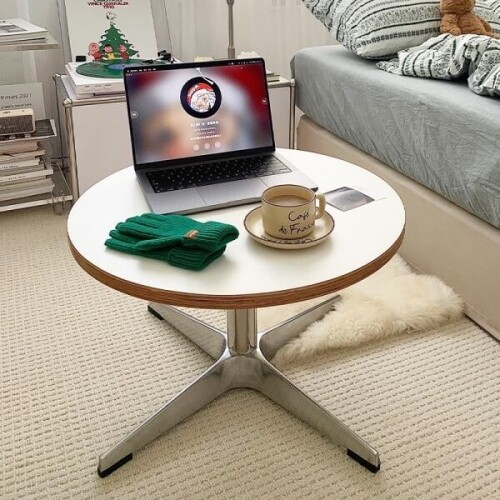 원형 디자인의 사이드 테이블 커피 인테리어 테이블