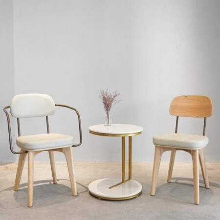 북유럽 디자인의 나무 의자 등받이 인테리어 의자